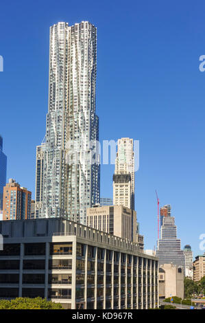 8 Spruce Street tower e ritmo università privata di fronte, Woolworth Building (r) la parte inferiore di Manhattan, Stati Uniti. Foto Stock