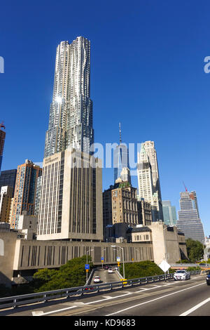 8 Spruce Street tower e ritmo università privata di fronte, Woolworth Building (r) la parte inferiore di Manhattan, Stati Uniti. Foto Stock