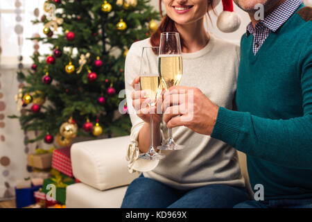 Ritagliato colpo di coppia felice di bere champagne al nuovo anno Foto Stock