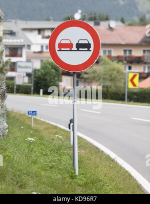 Nessun segno di sorpasso in una strada secondaria - Austria Foto Stock