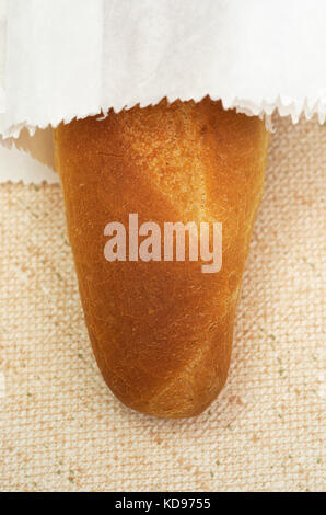 Baguette francese nel sacchetto di carta Foto Stock