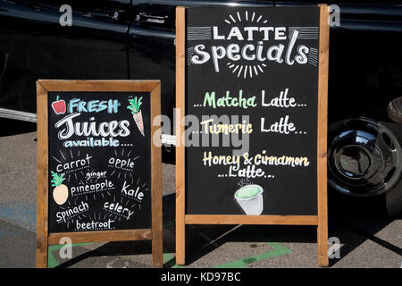 Londra campi scuola, mercato di domenica. pubblicità schede di diversi tipi di caffè e succo di frutta Foto Stock