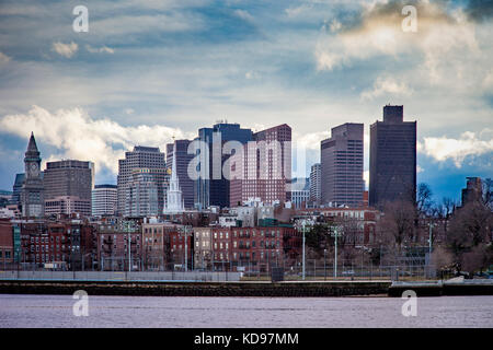 Vista serale di Boston's North End attraverso Charles River di Charlestown, Massachusetts, STATI UNITI D'AMERICA Foto Stock