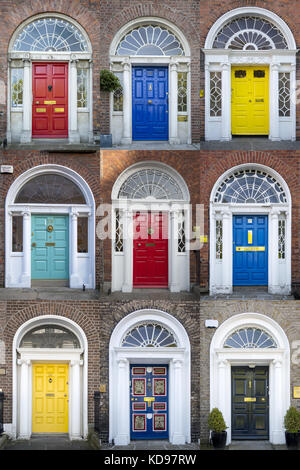 Colorati porte anteriori per case in Merrion Square, Dublino, Eire, Irlanda Foto Stock