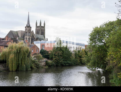 Una vista panoramica del fiume Leam a Leamington Spa, Inghilterra, Regno Unito con la chiesa sullo sfondo Foto Stock