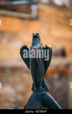 Tbilisi, Georgia - 29 ottobre 2016: Statua di Falcon nell antico quartiere abanotubani di Tbilisi, noto anche come acido solforico bagni bagno o distretto. Foto Stock