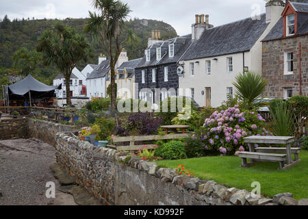 Litorale giardini di fiori sulla strada del porto, plockton, Ross and Cromarty, plockton Foto Stock