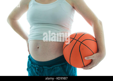 Donna incinta con basket isolato su sfondo bianco Foto Stock