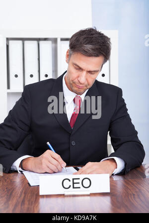 Maschio maturo chief executive officer lavorando in ufficio Foto Stock