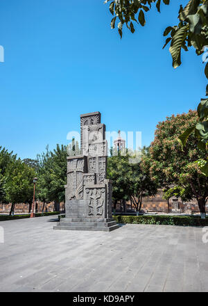 Armenia, echmiadzin. moderna khachkar in memoria del genocidio del popolo armeno. Foto Stock