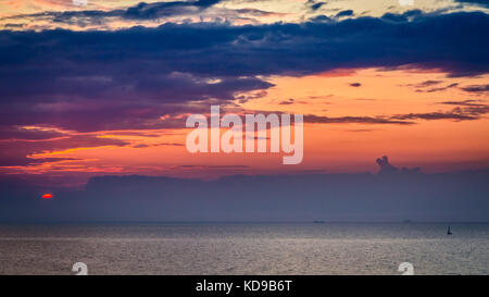 Tramonto mozzafiato su mare calmo in estate Foto Stock