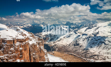 Vista mozzafiato dal Sass Pordoi picco, Dolomiti, Italia, Europa Foto Stock