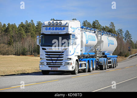 KAARINA, FINLANDIA - 5 MAGGIO 2017: Bellissimo carro armato Scania R580 blu e bianco di KS-Bulk Oy sulla strada in primavera nel sud della Finlandia. Foto Stock