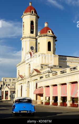 Cienfuegos, Cuba - 06 novembre 2016: Cattedrale nella piazza principale (plaza de armas) nella città di cienfuegos su Cuba Foto Stock