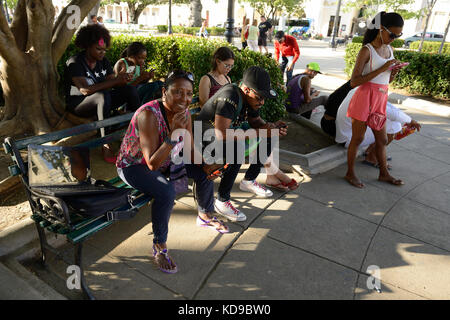 CIENFUEGOS, CUBA - 06 NOVEMBRE 2016: Cubani che utilizzano Internet disponibile sulla piazza principale delle città di Cuba Foto Stock