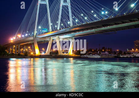 Grande ponte obukhovsky.-cavo fisso alloggiato ponte attraverso il fiume Neva in San Pietroburgo. Uno dei più lunghi ponti stradali in Russia su autunno notte. ponte, b Foto Stock