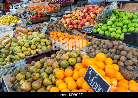 Pile di frutti per la vendita su un mercato a Valparaiso, Cile Foto Stock