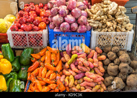 Verdure miste per la vendita su un mercato in Cile Foto Stock