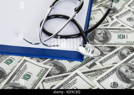 Foto di uno stetoscopio e dollaro americano note Foto Stock