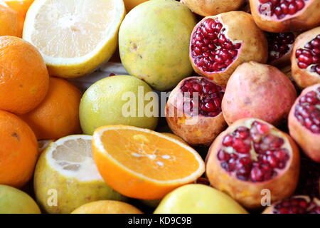 Una composizione di frutta fresca, incluso orange, Apple, melograno e lemmon, presa in un bazar / souk a Teheran, Iran. succhi freschi sono stati serviti. Foto Stock