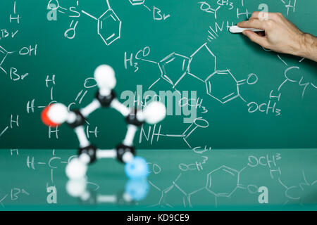 Modello di struttura molecolare sul verde sfondo riflettente Foto Stock