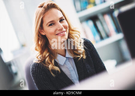 Ritratto di bella donna bionda programmatore in posa di office Foto Stock