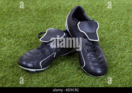 Coppia di scarpe da calcio sul campo di erba Foto Stock