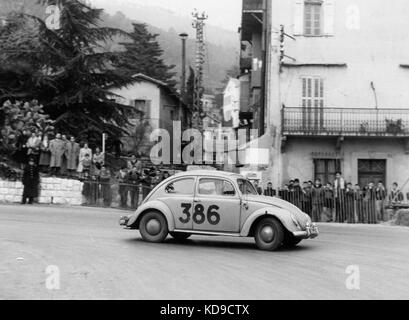 Vw beetle nel 1954 rally di Monte Carlo Foto Stock