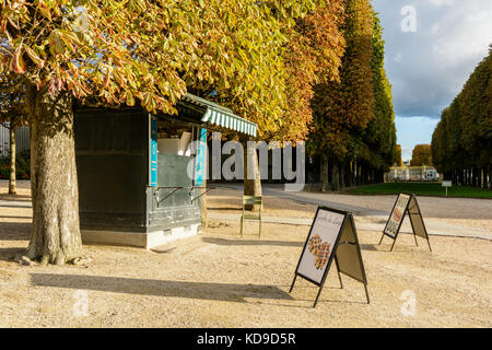 Waffle e hot-dog stand nel giardino del Lussemburgo a Parigi sotto gli alberi di castagno con foglie di colore arancione all'inizio di caduta seaon nel tramonto li Foto Stock