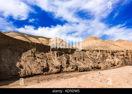 Piccolo fiume in canyon tra i monti Foto Stock