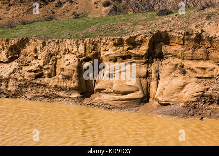 Piccolo fiume in canyon tra i monti Foto Stock