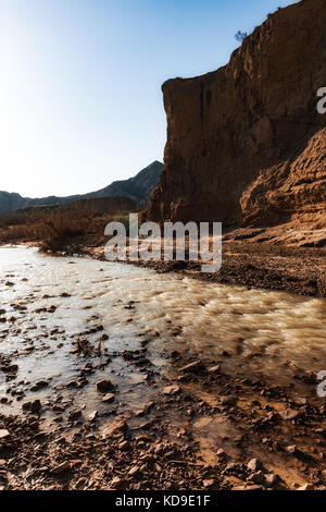 Piccolo fiume in canyon tra i monti Foto Stock