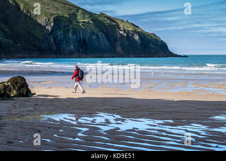 Holywell Bay - un camminatore sulla spiaggia a bassa marea a Holywell Bay Cornwall. Foto Stock