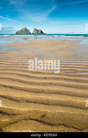 Gull Rocks a Holywell Bay Cornwall - Holywell Bay uno dei luoghi più rappresentativi del film Poldark in Cornovaglia. Foto Stock