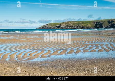 Holywell Bay in Cornovaglia - increspature di sabbia sulla spiaggia a bassa marea a Holywell Bay Cornovaglia. Foto Stock