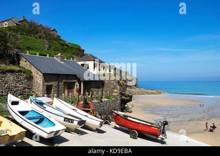 Barche da pesca in uno scalo a trevaunance cove, st.Agnese, Cornwall, Inghilterra, Regno Unito. Foto Stock