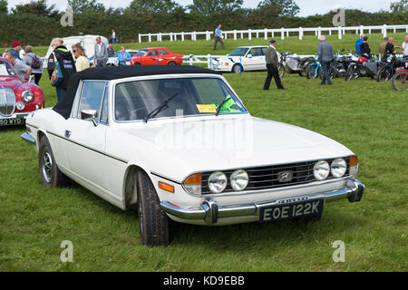 Un bianco con un nero soft top triumph Stag at vintage rally auto Foto Stock