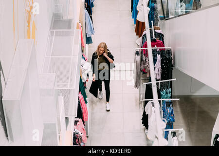 Vilnius, Lituania - 21 settembre 2017: donna giovane ragazza camminare al raccordo-camera con vestiti Foto Stock