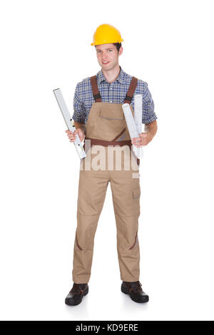 Ritratto di un architetto maschio holding blueprint su sfondo bianco Foto Stock