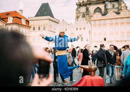 Praga, Repubblica Ceca - 22 settembre 2017: illusionista in forma di gin dalla lampada mostra trucchi per turisti in piazza della città vecchia. artisti di strada, levi Foto Stock