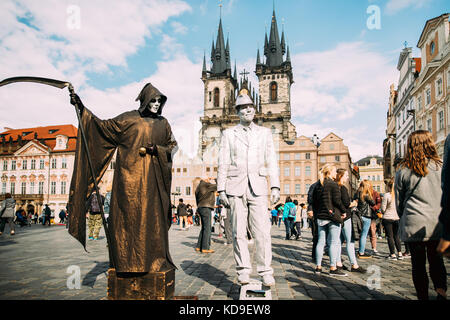 Praga, Repubblica Ceca - 22 settembre 2017: l'artista di strada, permormers sullo sfondo la chiesa di Nostra Signora di Tyn in piazza della città vecchia Foto Stock