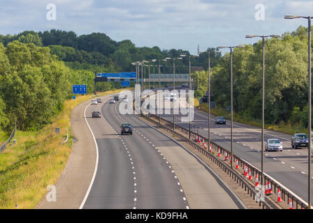 Birmingham, Regno Unito - 2 luglio 2017: il traffico su autostrada britannica m5 vicino a West Bromwich Foto Stock