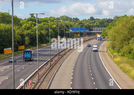 Birmingham, Regno Unito - 2 luglio 2017: il traffico su autostrada britannica m5 vicino a West Bromwich Foto Stock