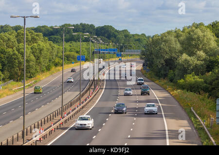 Birmingham, Regno Unito - 2 luglio 2017: il traffico su autostrada britannica m5 vicino a West Bromwich Foto Stock