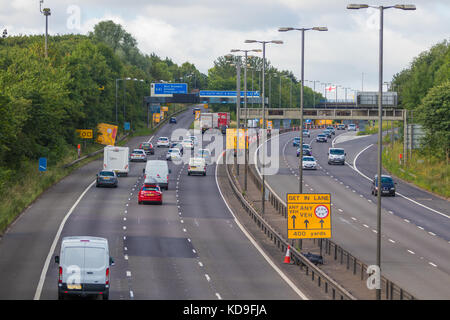 Birmingham, Regno Unito - 2 luglio 2017: il traffico su autostrada britannica m5 vicino a West Bromwich Foto Stock