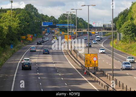 Birmingham, Regno Unito - 2 luglio 2017: il traffico su autostrada britannica m5 vicino a West Bromwich Foto Stock