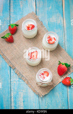 Yogurt alla fragola. cibo sano con fragole e yogurt colazione sul tavolo. Foto Stock