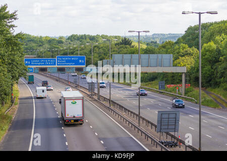 Birmingham, Regno Unito - 2 luglio 2017: il traffico su autostrada britannica m5 vicino a West Bromwich Foto Stock