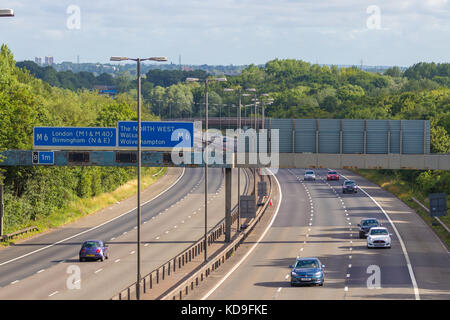 Birmingham, Regno Unito - 2 luglio 2017: il traffico su autostrada britannica m5 vicino a West Bromwich Foto Stock