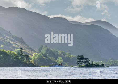 Ullswater vaporizzatore lasciando glenridding nel distretto del lago Foto Stock